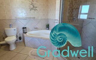 Main bathroom Rayvin 9